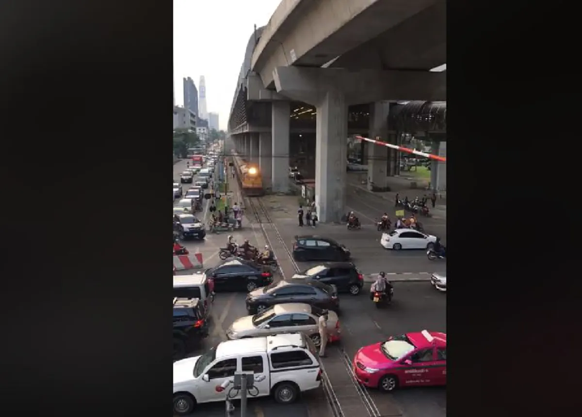 รางรถไฟเเล้วไง สบายๆสไตล์"ไทยเเลนด์" ไม่มีใครยอมหยุด รถไฟ"กำลังมา เลยต้องหลีกทางให้(คลิป)