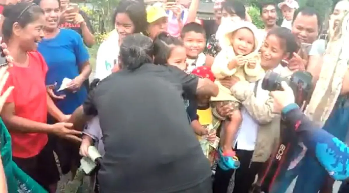 น่ารักที่สุด... !! "หนูน้อยเมืองคอน" ร้องเพลง"เเสงสุดท้าย" ให้"พี่ตูน"ฟัง!!...รวมพลังร้องจนจบเพลง..เเบบเป๊ะสุดๆ!! (ชมคลิป)