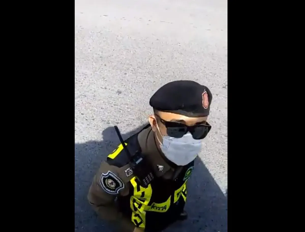 เดินหนีเเทบไม่ทัน?!! "ตร."ยืนดักโบก" รถบรรทุก"เส้นบางปะอิน..โวยวายเเหลกจะเอาผิดให้ได้?!! เจอคนจริงเถียงสู้ขาดใจ??กฏหมายเเน่น!! (คลิป)