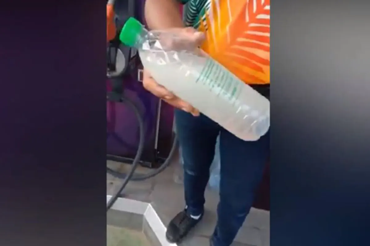 ใสเเจ๋วเลย  โดนกันถ้วนหน้า "ปั๊ม"ในตำนาน เติมน้ำมันE20 ดันได้น้ำเปล่า?? ทำ"รถพัง"เสียหาย ต้องลากไปเข้าศูนย์ 7คัน!! (คลิป)