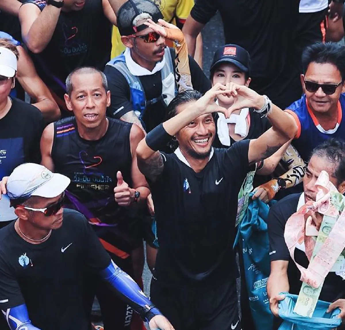 ดูสดชื่นขึ้นเยอะเลย"พี่ตูน" !! "ตูน บอดี้สเเลม" รับมอบ "รูปปั้น" ให้กำลังใจจากมือ "อ.เกียร์" ...พร้อมโพสต์ขอบคุณสุดซึ้ง..."รัก" !!  (ชมภาพ)