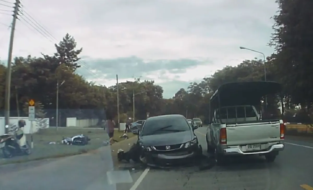 ประมาทเกินไปมั้ย "เก๋งฮอนด้า"ซิ่งเเซงไม่พ้น ชนเเหลก กวาดเรียบ สาวขี่มอเตอร์ไซค์กระเด็นข้างทาง เจ็บหนัก!! (คลิป)