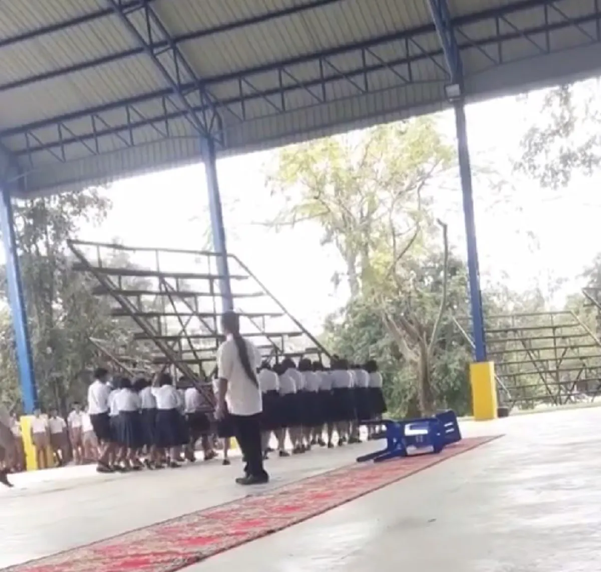 หญิงไทยยุคใหม่ สวยเเกร่ง นักเรียนหญิงสุดสตรอง รวมพลังยก"สเเตนด์เชียร์" ผู้ชายยืนมองให้กำลังใจ!! นึกถึงตอนสมัยเรียนขึ้นมาทันที (คลิป)