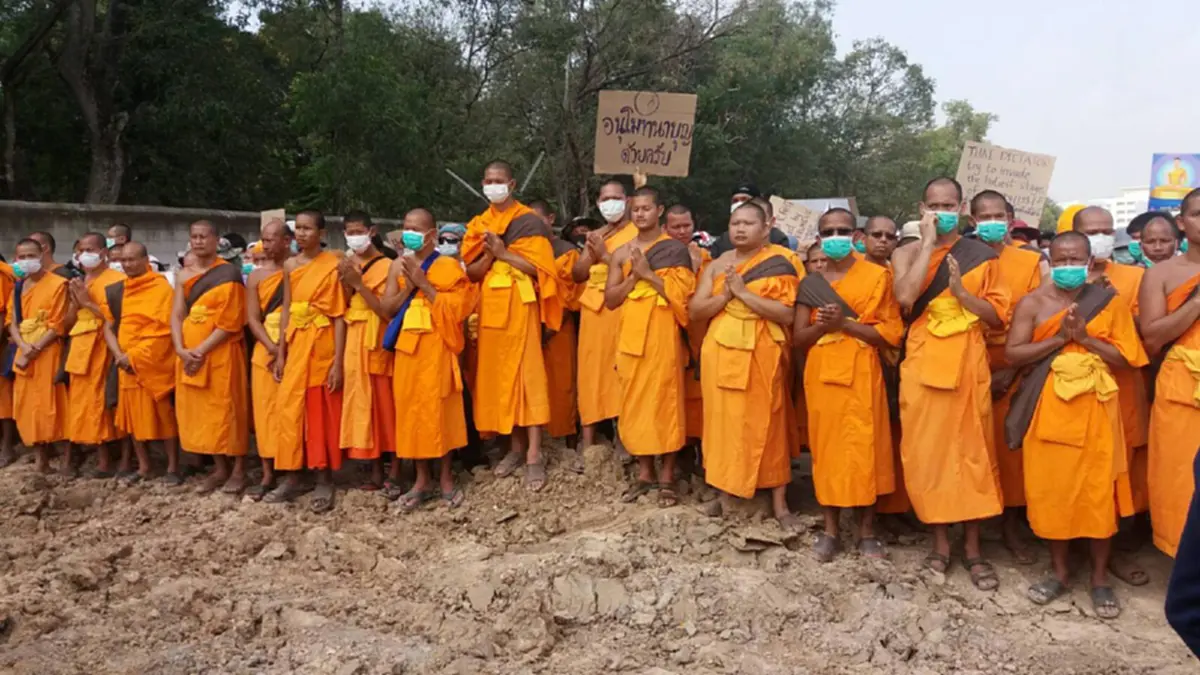 เป็นกำลังใจ!!! "เจ้าหน้าที่" ยืนยันไม่มีเจตนาทำร้าย หลังเผชิญหน้าระหว่างพระภิกษุ และศิษยานุศิษย์ วัดพระธรรมกาย