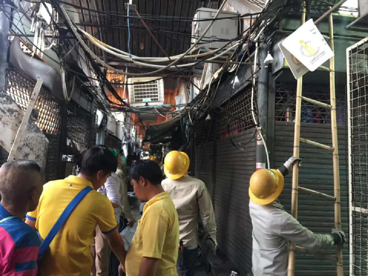 อาสาสมัครดับเพลิง ออกมาชี้แจงหลังถูกชาวเน็ตแซะการทำงาน กรณีตลาดนัดสวนจตุจักรเกิดเพลิงไหม้