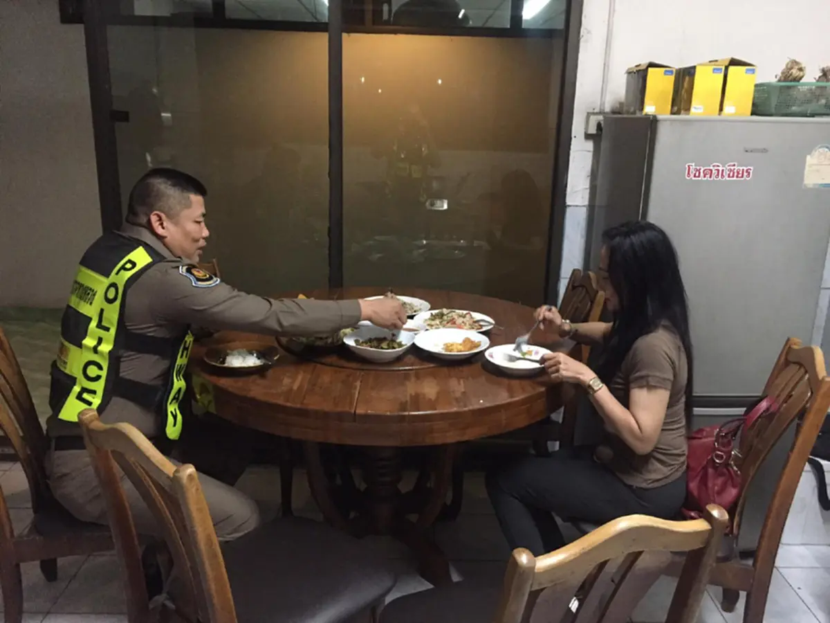 สาวขับรถจะไปจันทบุรี ระหว่างทางเครื่องยนต์มีปัญหา เจอตำรวจทางหลวงใจดีเข้าช่วยเหลือให้ที่พักอาศัย(คลิป)