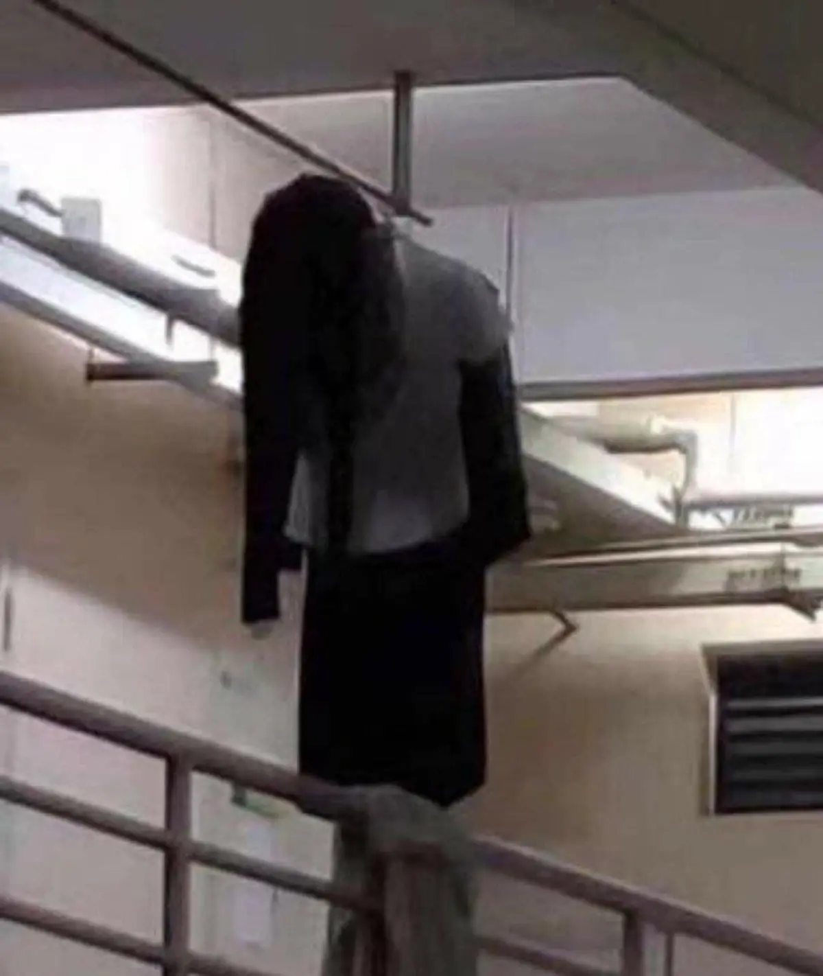 ตากผ้าทีทำหลอนทั้งหอพัก