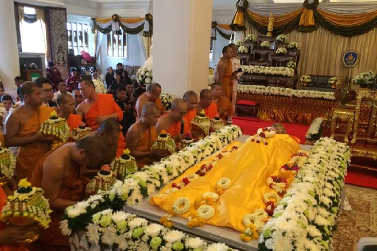 คอหวยฮือฮา!!! \"เลขเด็ด\" โผล่บนฝาโลงบรรจุสรีระสังขาร \"หลวงพ่อรวย\" พระเกจิชื่อดัง เชื่อท่านมาให้โชค เลขอะไรมาดู งวด 1 ส.ค. นี้มีลุ้น
