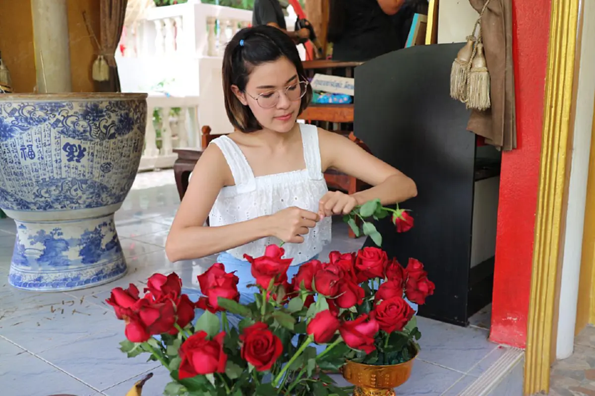 เปาวลีพร้อมช่างเสริมสวยเปลี่ยนชุดให้ แม่ผึ้ง พุ่มพวง