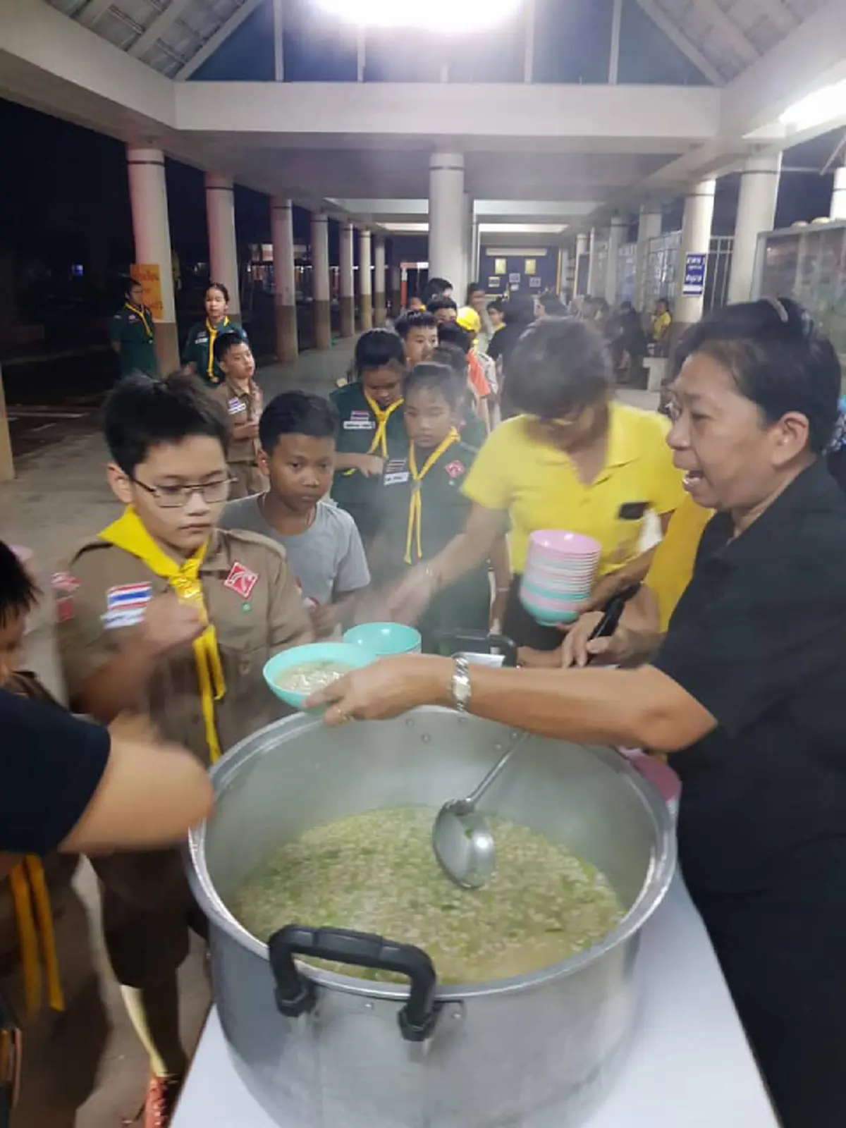 คุณครู รร.ไผทอุดมศึกษา ทำข้าวต้มเลี้ยงนร.และผู้ปกครอง หลังเจอวิกฤตคนเมือง ฝนตก รถติด