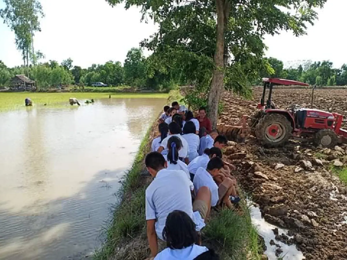 ภาพเด็กนร.ยโสธรพร้อมใจไปกราบรำลึกพระคุณอดีตครูถึงกลางทุ่งนา