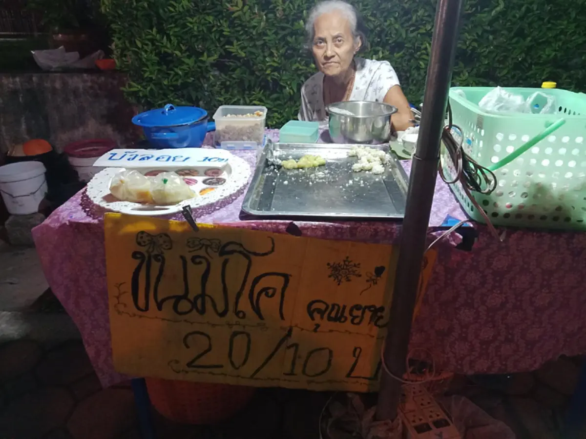 หนุ่มใจงามโพสต์เล่าเจอคุณยายขายขนมโดนทวงค่าเรียนหลาน  (คลิป)
