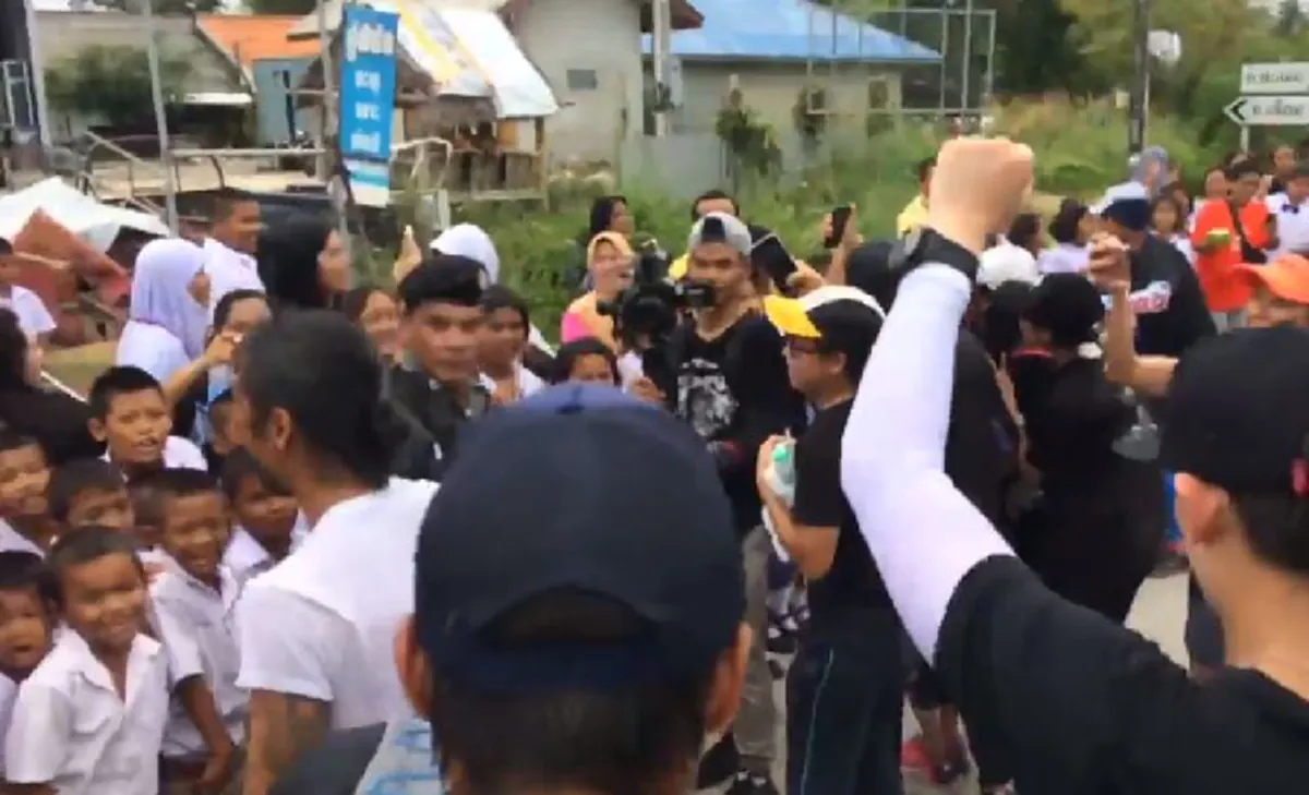 "ให้คลิปมันเล่าเรื่อง"!! "คำพูดสั้นๆ"..ส่งต่อพลังอันยิ่งใหญ่จาก "ตูน บอดี้สเเลม" ..สู่หัวใจ"เด็กน้อย"ที่จะเจริญรอยตาม"ขวัญใจ"ของเขา(คลิป)