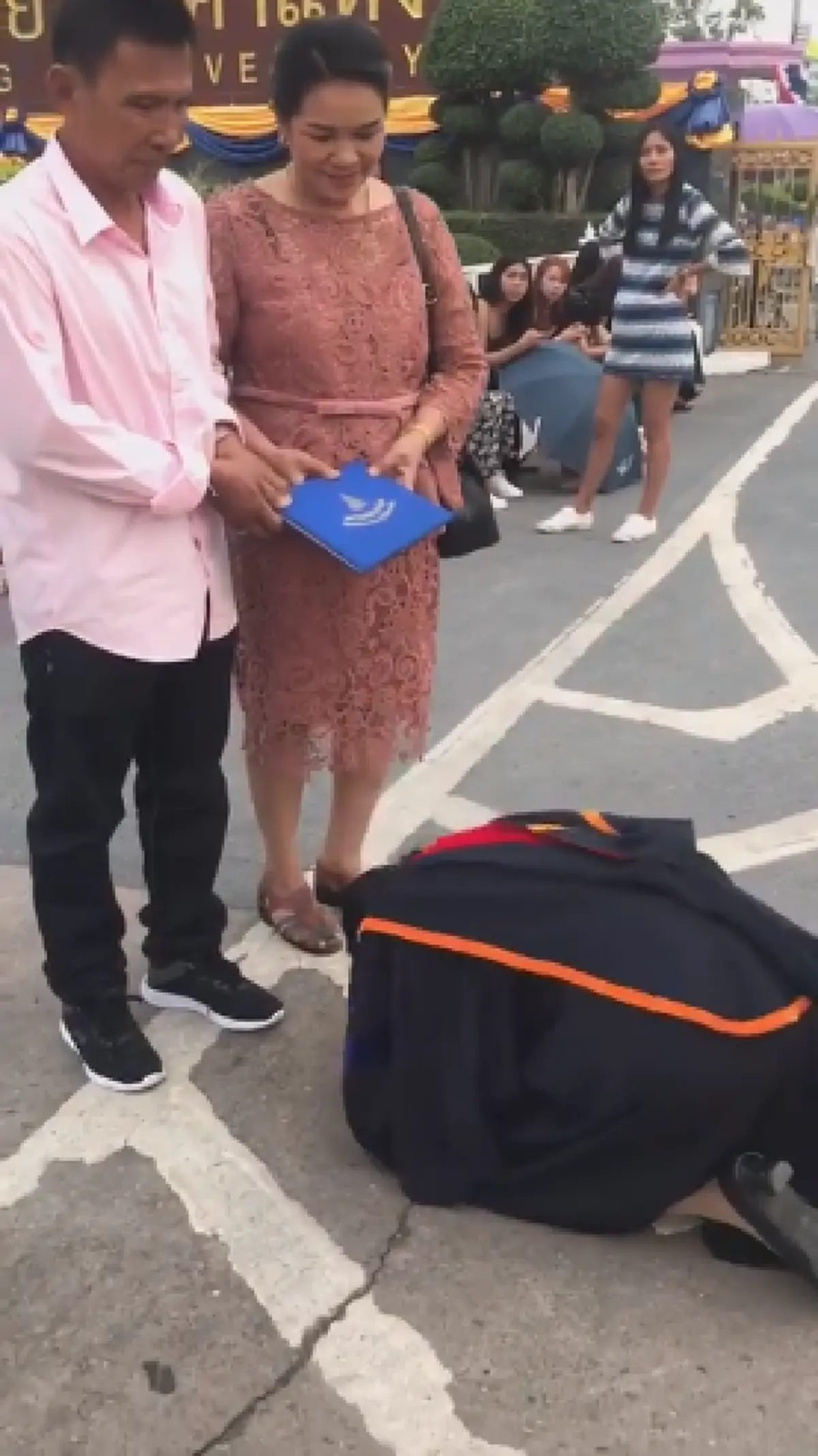 สาวนุ้ยแดนใต้ ร้องเพลงซึ้งวันรับปริญญา พ่อแม่สุดกลั้นน้ำตา  อยากให้พี่ชายในคุกได้ยิน (คลิป)