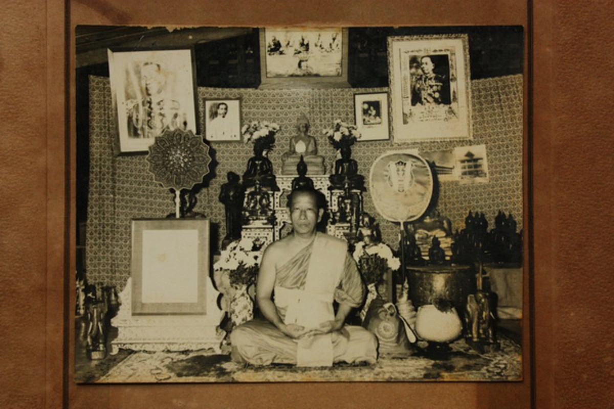 ตะลึง..โบสถ์ร้าง แต่มีพระเต็มไปหมด..เมื่อห้าเสือร้ายซุ่มแอบยิง "หลวงพ่อสำเนียง อยู่สถาพร"พระโอรสเสด็จเตี่ย.รีบกราบขอขมาทันที..