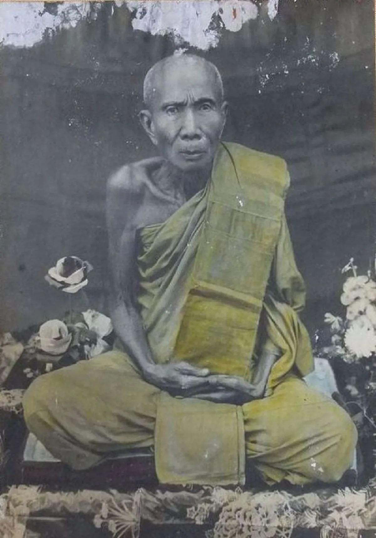 อยากลองของดีนัก..ใช้มือแแทงทะลุพื้นไม้หนา๔นิ้ว สะบัดทีเดียว ไม้แตกเป็นเสี่ยงๆ "หลวงปู่ซุน วัดบ้านเสือโก้ก"ศิษย์สำเร็จลุนแห่งนครจำปาศักดิ์