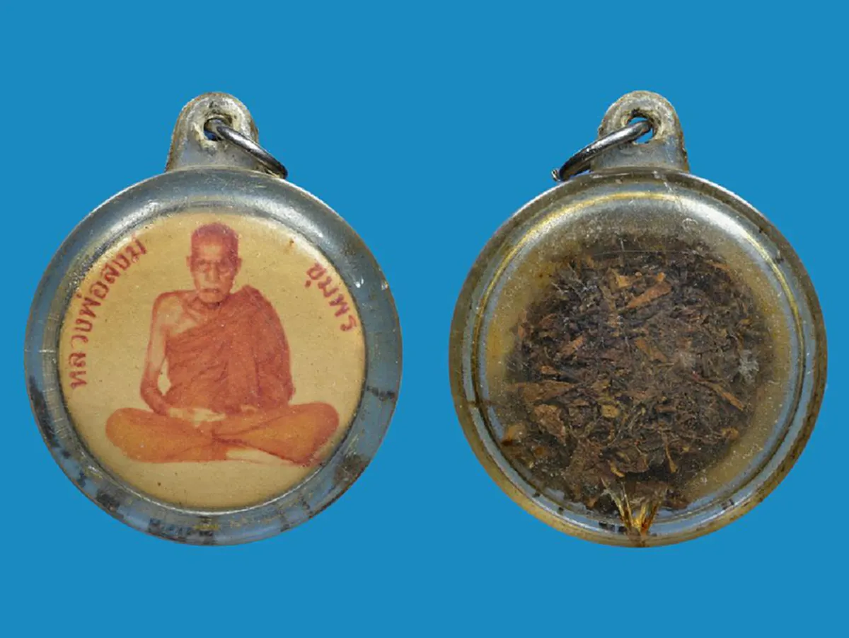 หยิบขันน้ำมนต์มาก็เทโครมลงมาถูกร่างของเด็กสาวคนนั้นอ่อนแรง.."หลวงปู่สงฆ์" ใช้เพียงน้ำมนต์ที่ใส่ไว้ในตุ่ม ผีที่สิงเด็กอยู่..ออกทันที.