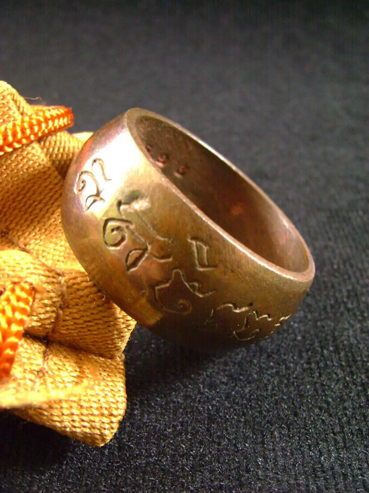 อำนาจแห่งพุทธคุณ.."แหวน" หลวงปู่หมุน ขับคุณไสยออกจากตัว อาเจียนเหม็นเน่า แม้ทหารเอาไปทาประจำเดือน ลองยิง ยังไม่ออก!!