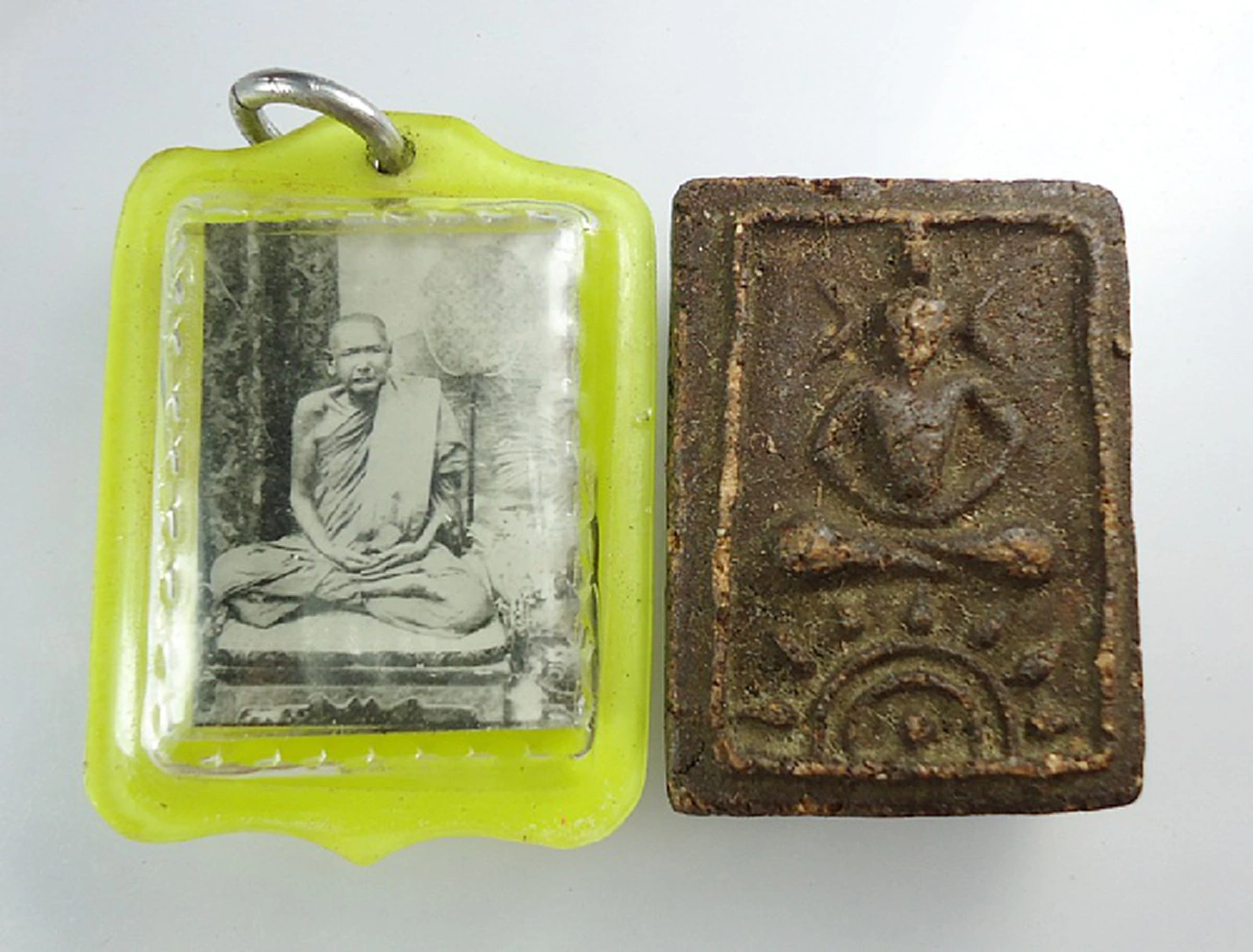 ไฟป่าลุกลามอย่างรวดเร็ว..แต่ต้องหยุดเพียงแค่รอบกลด หลวงพ่อปั้น ด้วยภาวนาพระคาถาที่ลอยมาในอากาศ ได้ทันท่วงที..