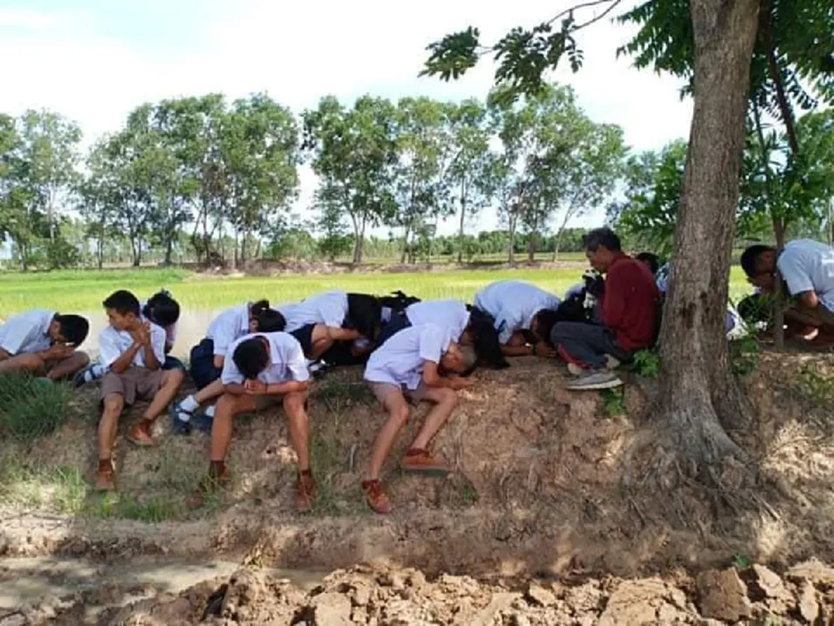 เด็กนักเรียน ลูกศิษย์ของคุณครูคงฤทธิ์ พร้อมใจต่อเเถวกราบไหว้ครู