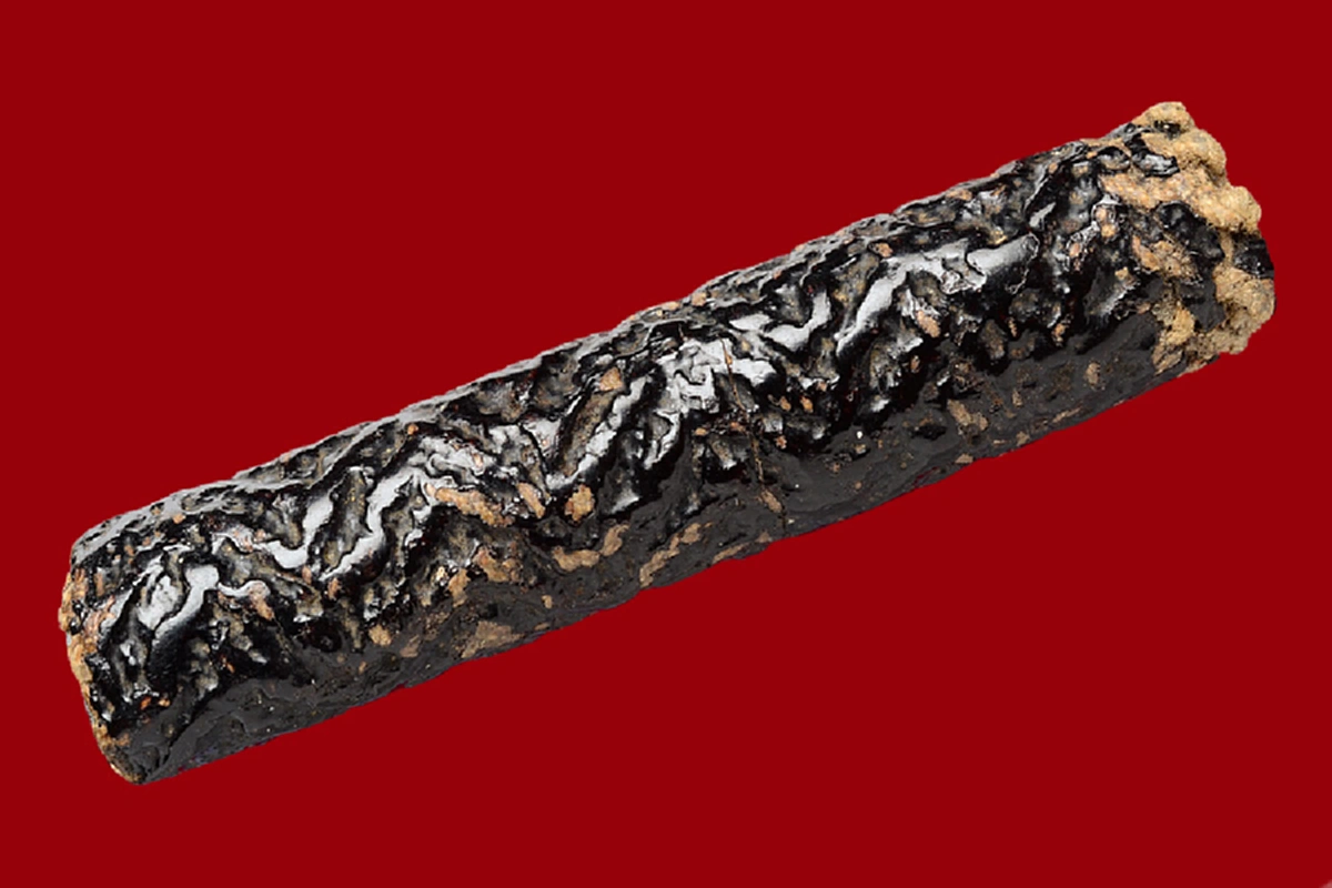 พุทธคุณเยี่ยม..ลองยิงไม่ออก "หลวงปู่ศุข" ทำตะกรุดตะกั่วดำให้ "เสด็จเตี่ย" โยนลงในแม่น้ำ พอดำลงไปหา ตะกรุดมาสวมคอเอง..