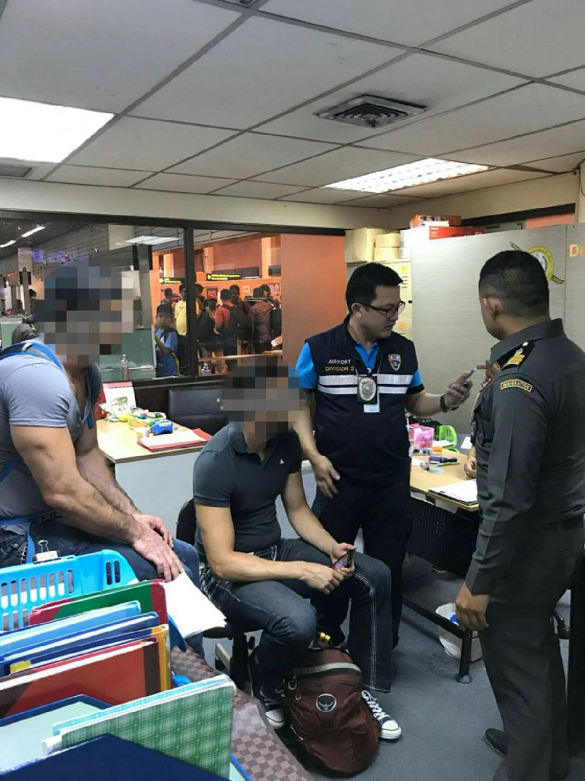 รวบแล้ว 2 หนุ่มตาน้ำข้าวถ่ายรูปโชว์ก้นกลางวัดอรุณคาสนามบิน (รายละเอียด)