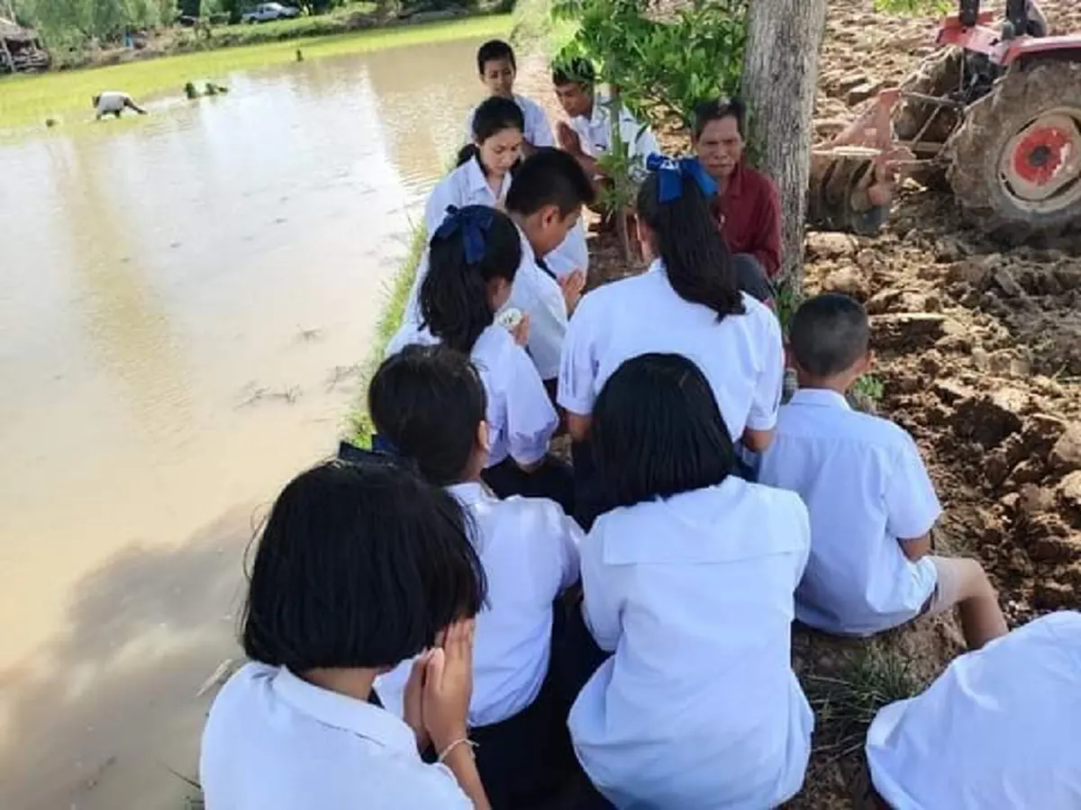 เด็กนักเรียน ลูกศิษย์ของคุณครูคงฤทธิ์ พร้อมใจต่อเเถวกราบไหว้ครู