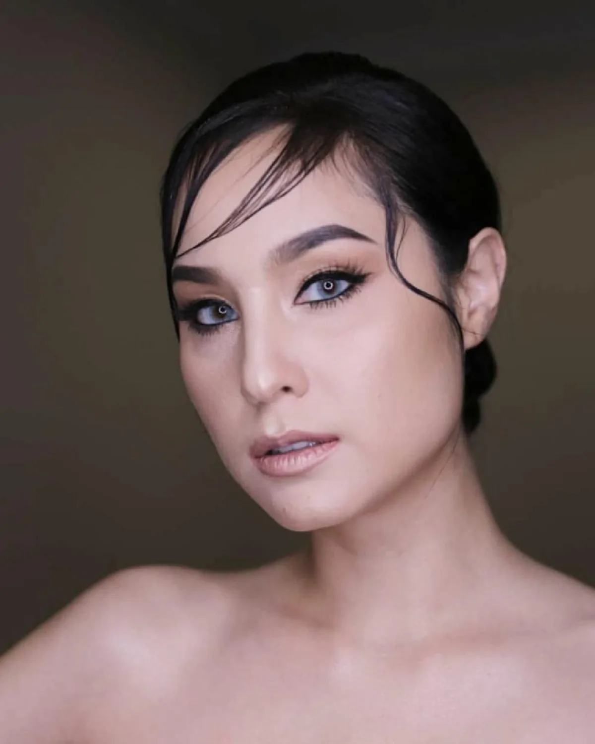 ตะลึงตาค้างกันทั้งงาน !! นางเอกสาว "ขวัญ อุษามณี" ในชุดสีแดง โดดเด่นจนกันซีนคนอื่น? สวยปังดุจนางพญา ถึงกับขยี้ตารัวๆ ?? (ชมภาพ)