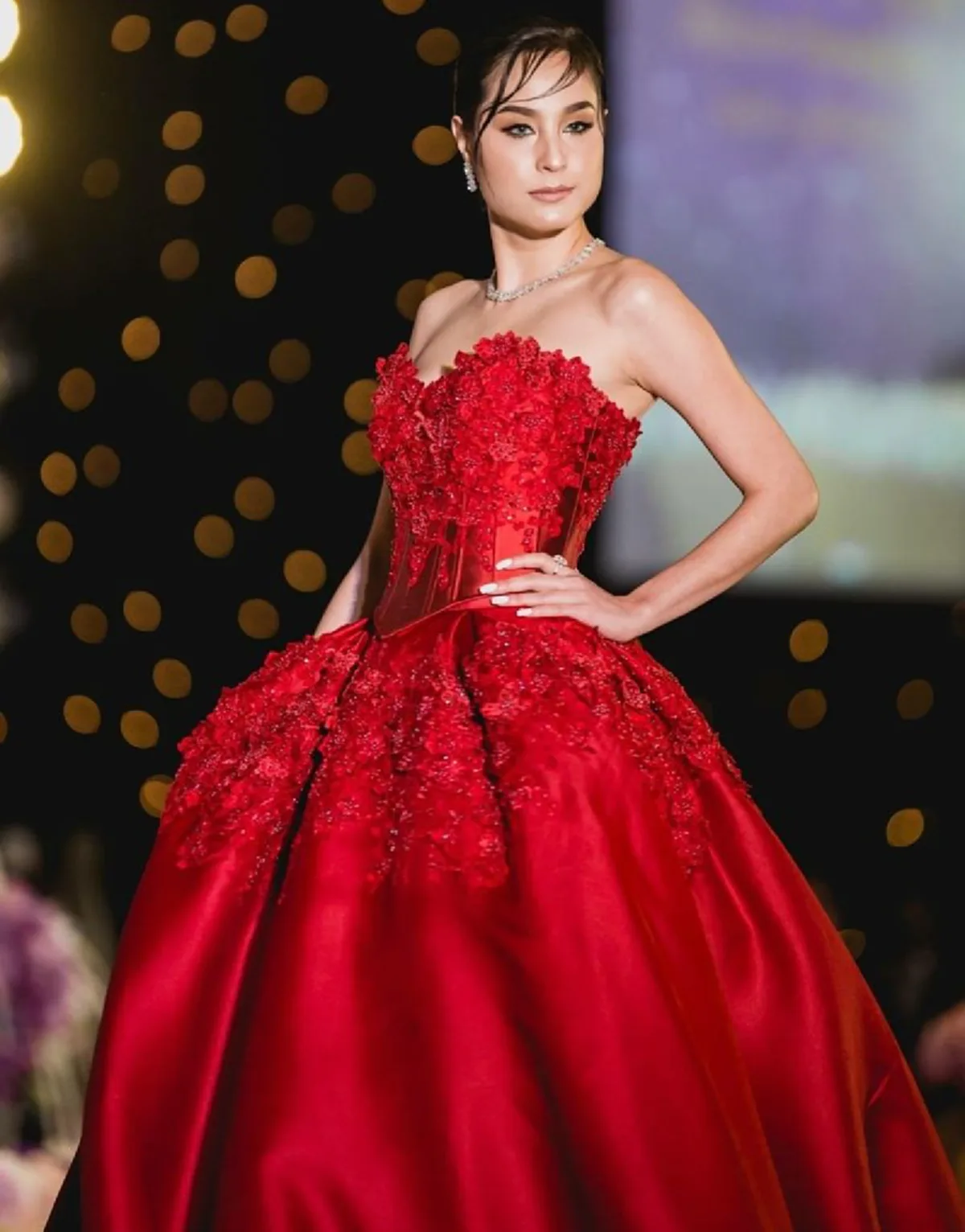 ตะลึงตาค้างกันทั้งงาน !! นางเอกสาว "ขวัญ อุษามณี" ในชุดสีแดง โดดเด่นจนกันซีนคนอื่น? สวยปังดุจนางพญา ถึงกับขยี้ตารัวๆ ?? (ชมภาพ)