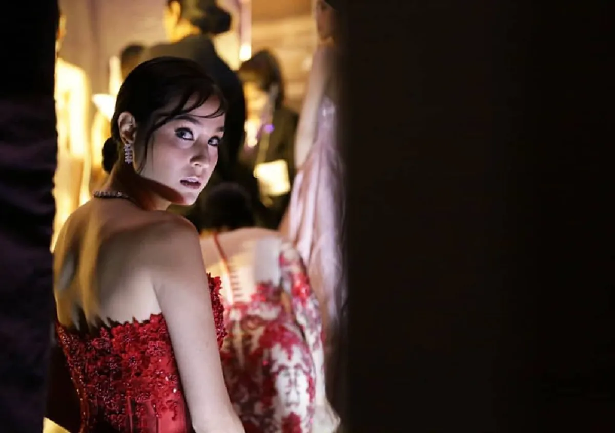 ตะลึงตาค้างกันทั้งงาน !! นางเอกสาว "ขวัญ อุษามณี" ในชุดสีแดง โดดเด่นจนกันซีนคนอื่น? สวยปังดุจนางพญา ถึงกับขยี้ตารัวๆ ?? (ชมภาพ)