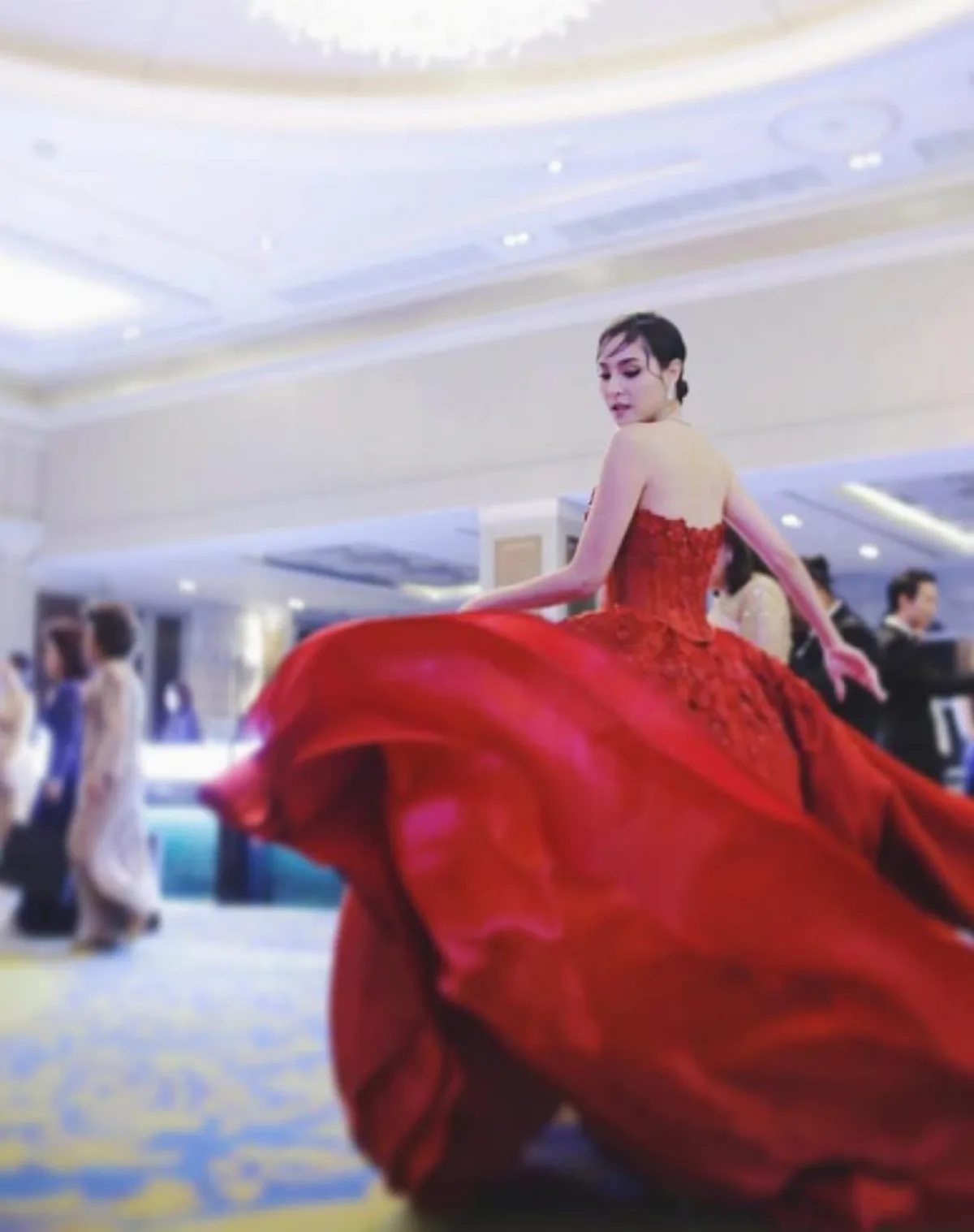 ตะลึงตาค้างกันทั้งงาน !! นางเอกสาว "ขวัญ อุษามณี" ในชุดสีแดง โดดเด่นจนกันซีนคนอื่น? สวยปังดุจนางพญา ถึงกับขยี้ตารัวๆ ?? (ชมภาพ)