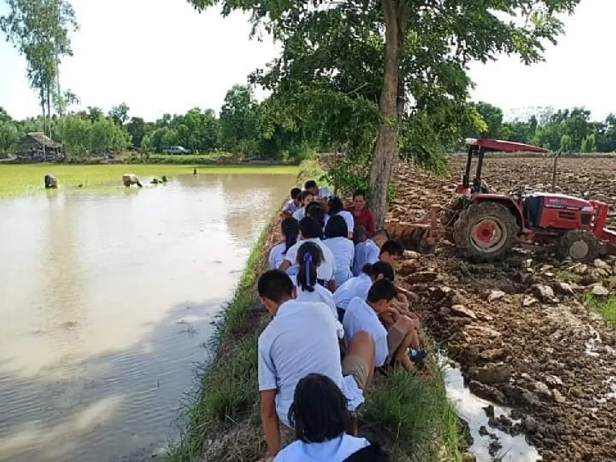 เด็กนักเรียน ลูกศิษย์ของคุณครูคงฤทธิ์ พร้อมใจต่อเเถวกราบไหว้ครู