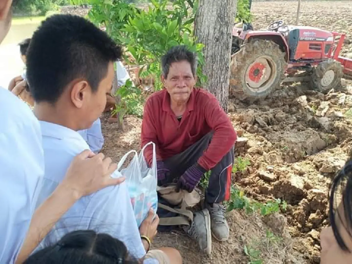 เด็กนักเรียน ลูกศิษย์ของคุณครูคงฤทธิ์ พร้อมใจต่อเเถวกราบไหว้ครู