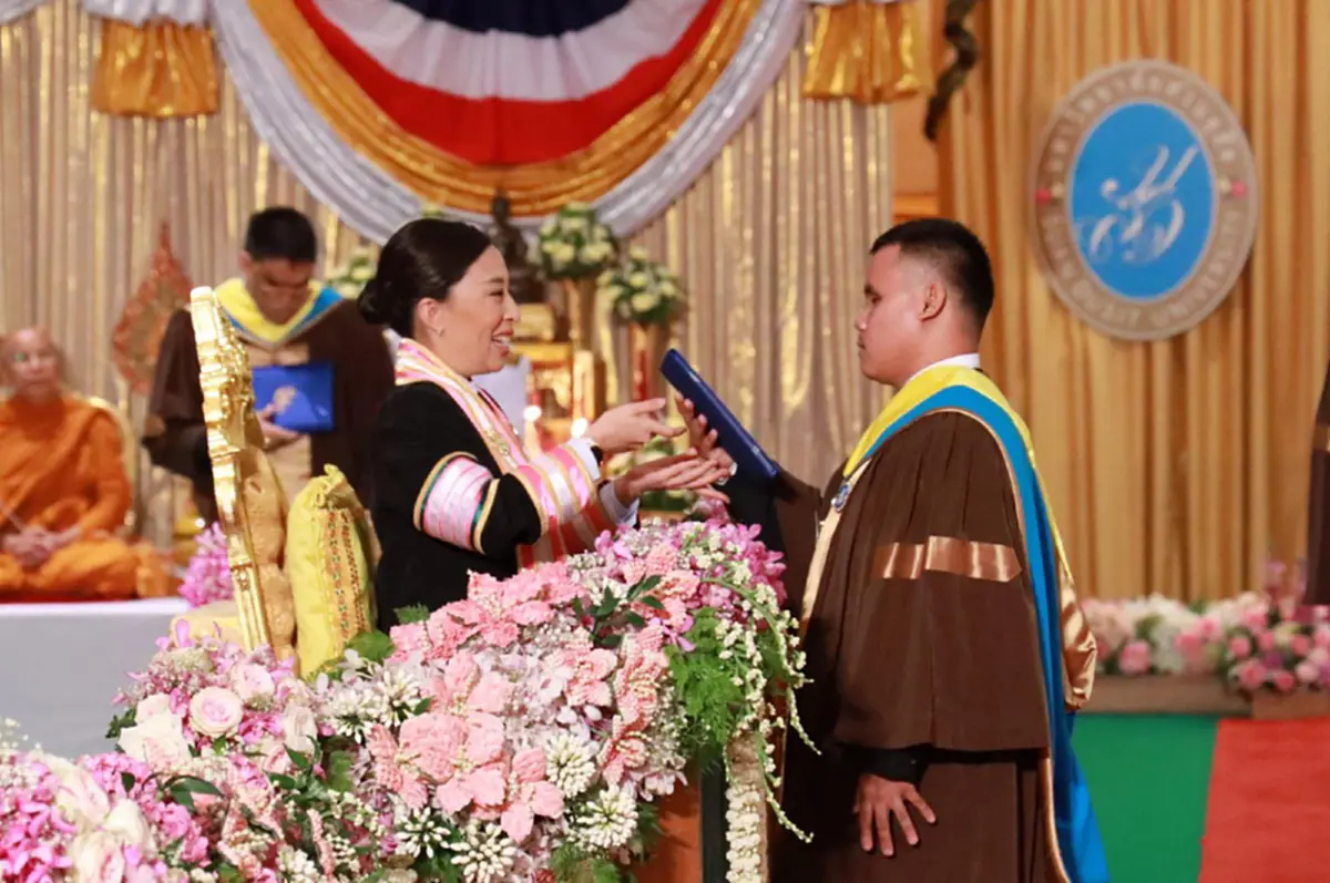 ปลื้มปิติภาพพระเมตตา \"เจ้าฟ้าพัชริกิติยาภาฯ\" ทรงเอื้อมพระหัตถ์ประคองมือบัณฑิต มรภ.สวนดุสิต พิการสายตารับปริญญาบัตร