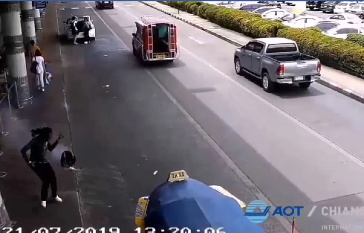 นักท่องเที่ยวสาวต่างชาติ พกพาวเวอร์เเบงค์ไว้ในกระเป๋า (คลิป)