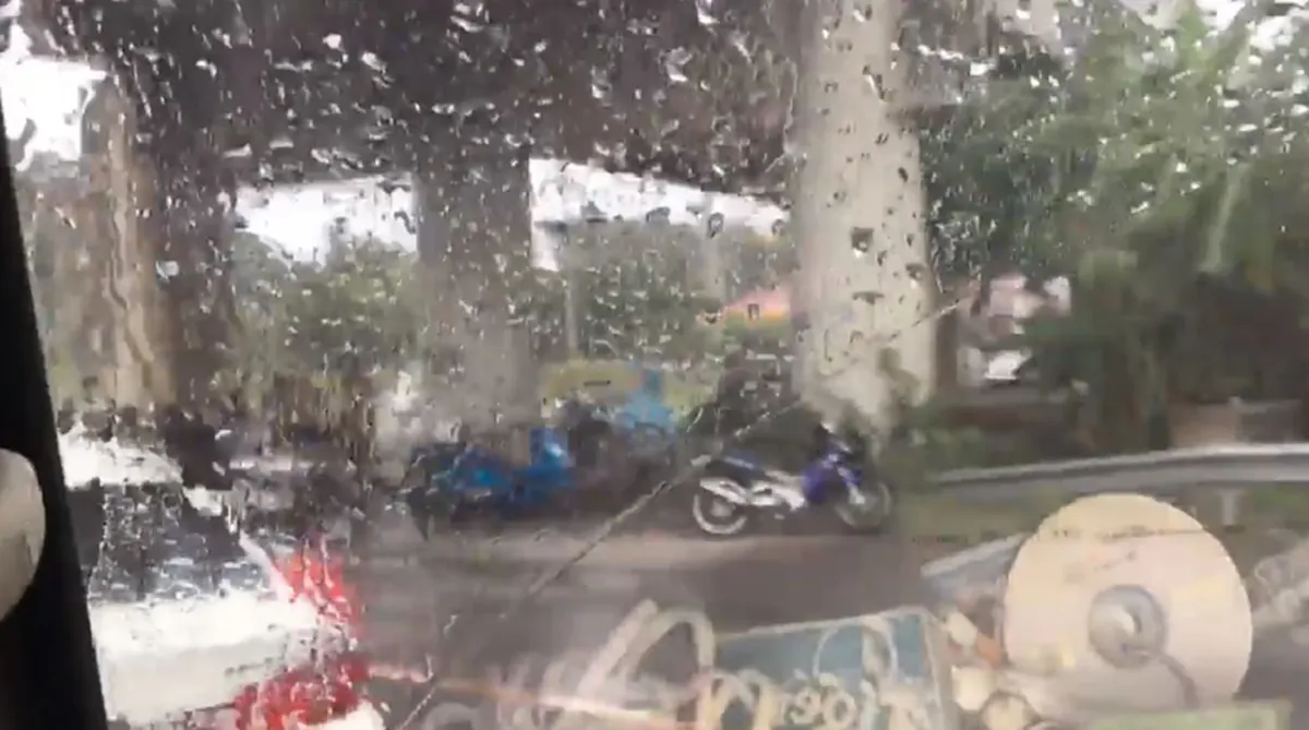 ขยันกันสุดๆ!! "ตร.อยุธยา" สบโอกาสฝนตก..ยืนดักกินนิ่ม"ยูเทิร์น"ใต้สะพาน!! "มอเตอร์ไซค์"จอดหลบฝนกันเพียบ..เข้าทาง?? โดนกันถ้วนหน้า!!(ชมคลิป)