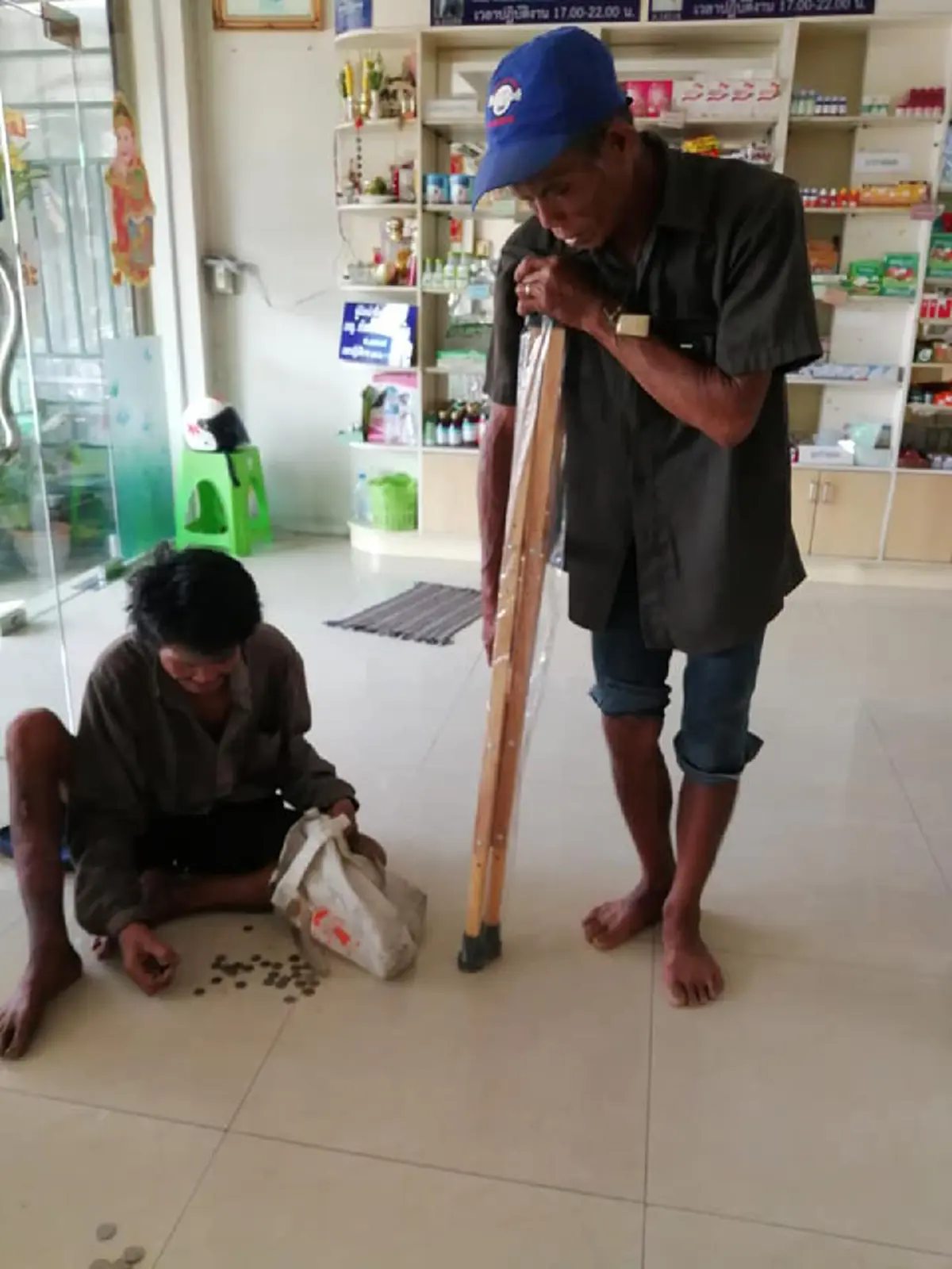 ชายพิการมาซื้อไม้ค้ำยัน แต่เงินไม่พอ