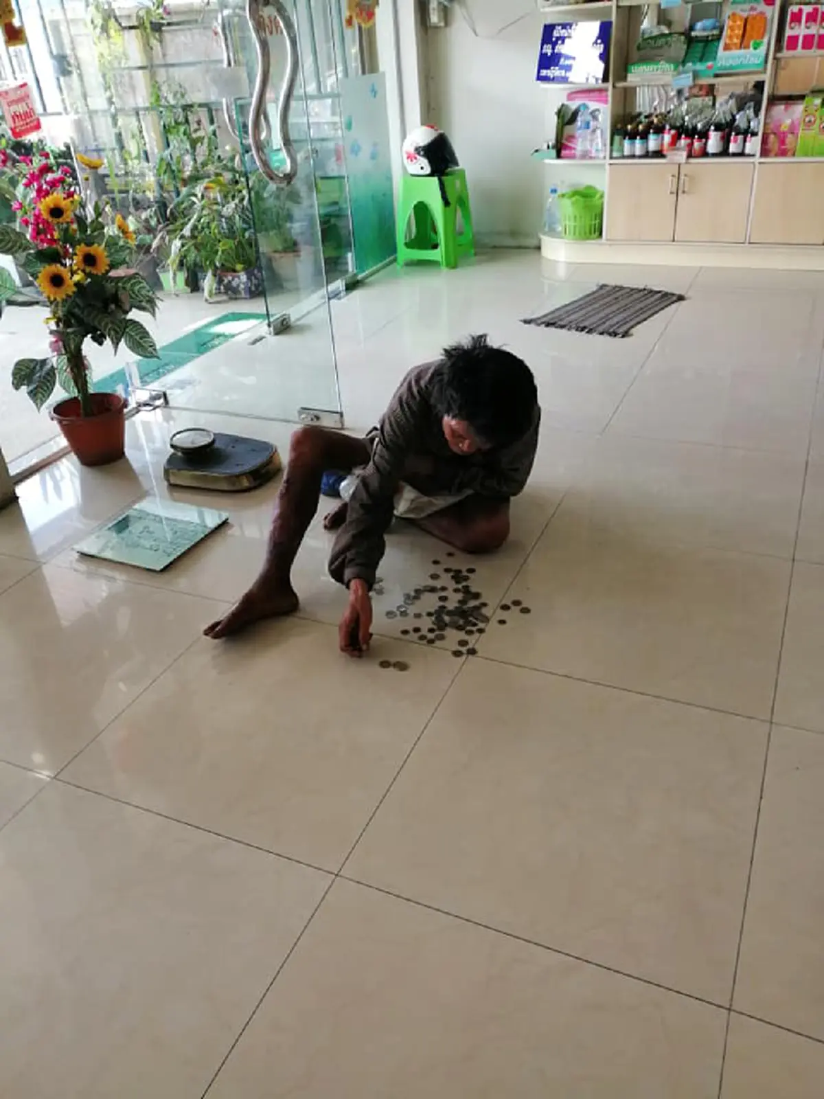 ชายพิการมาซื้อไม้ค้ำยัน แต่เงินไม่พอ