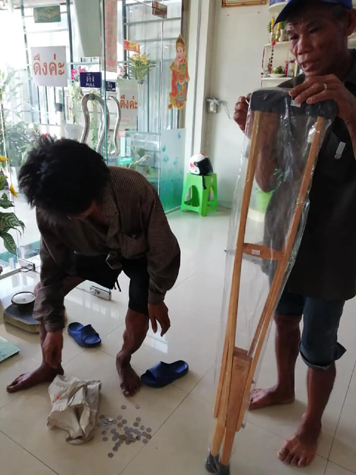 ชายพิการมาซื้อไม้ค้ำยัน แต่เงินไม่พอ