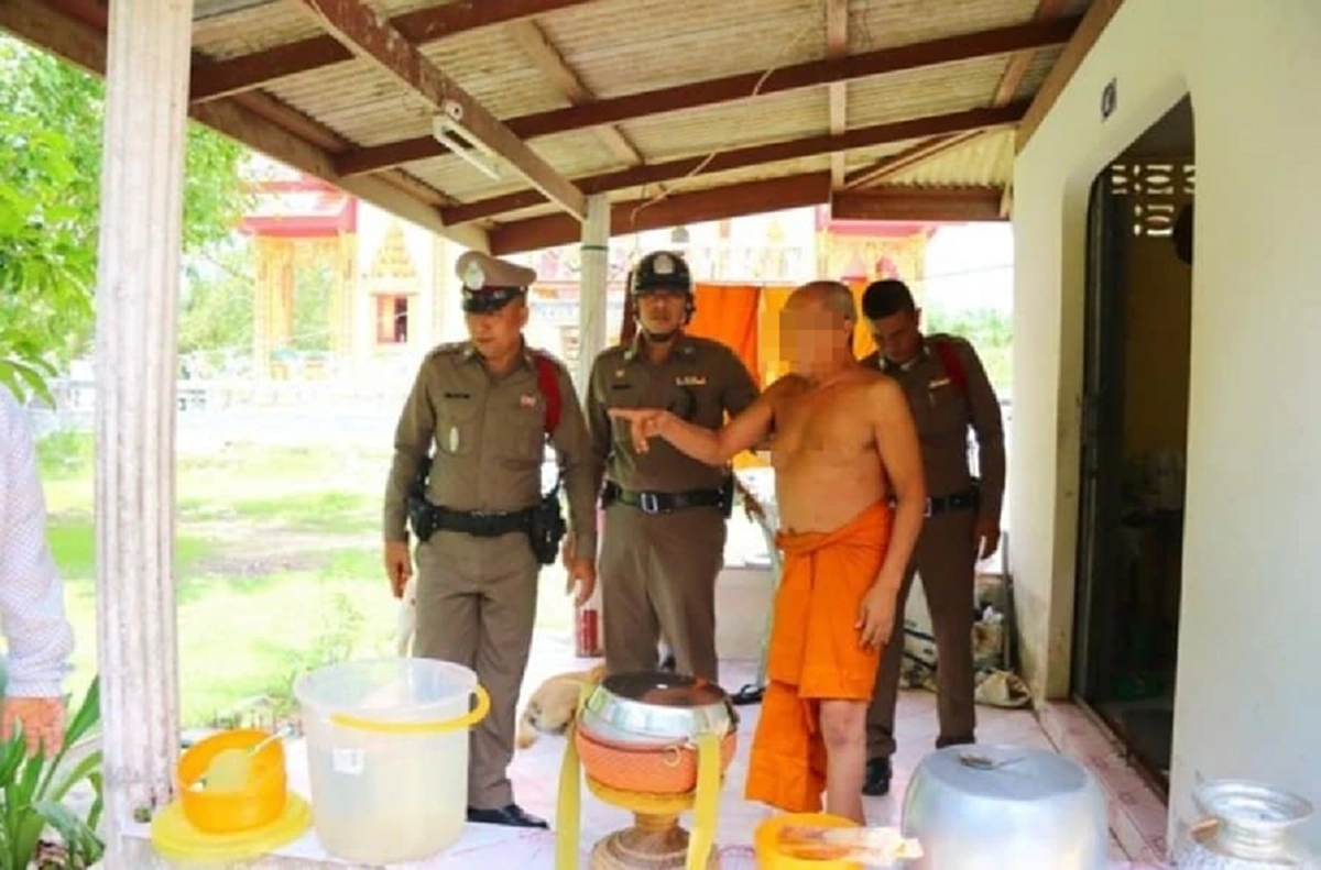 2 พระสงฆ์ เพื่อนรักไม่ได้เจอกันนาน เลยต้องฉลอง