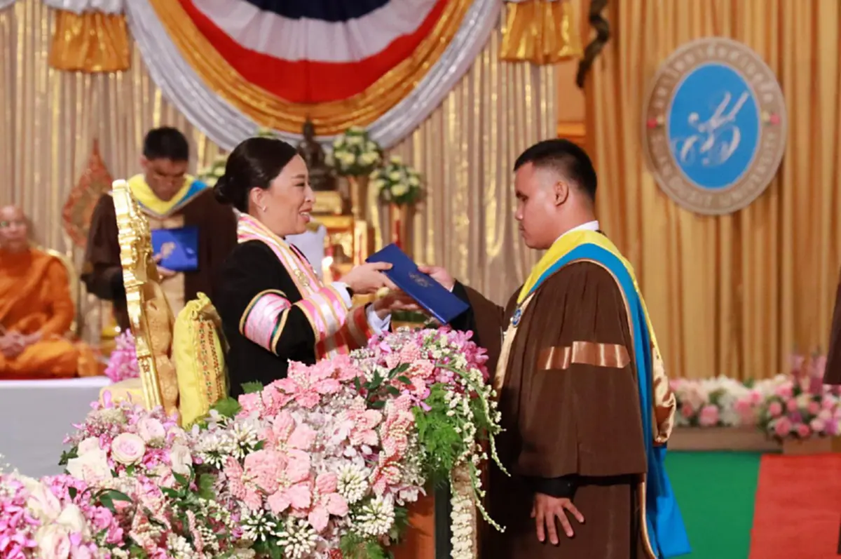 ปลื้มปิติภาพพระเมตตา \"เจ้าฟ้าพัชริกิติยาภาฯ\" ทรงเอื้อมพระหัตถ์ประคองมือบัณฑิต มรภ.สวนดุสิต พิการสายตารับปริญญาบัตร