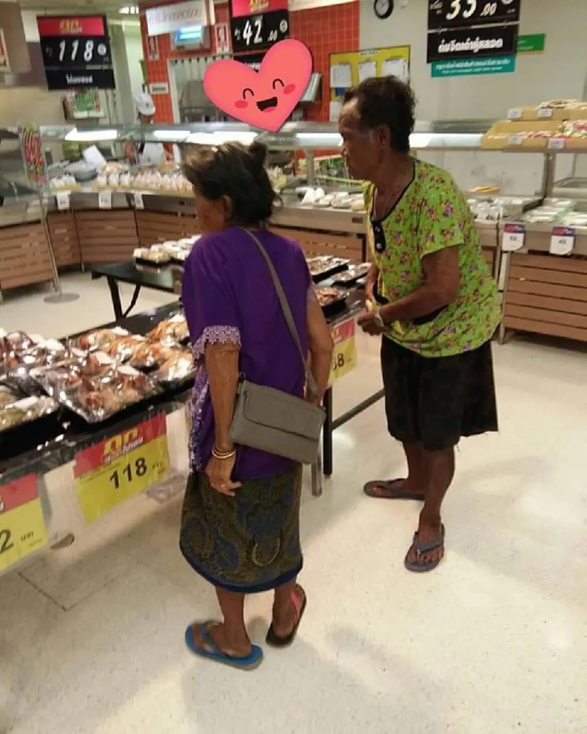 สองตายายเดินซื้อของกิน คุยกันน่ารัก