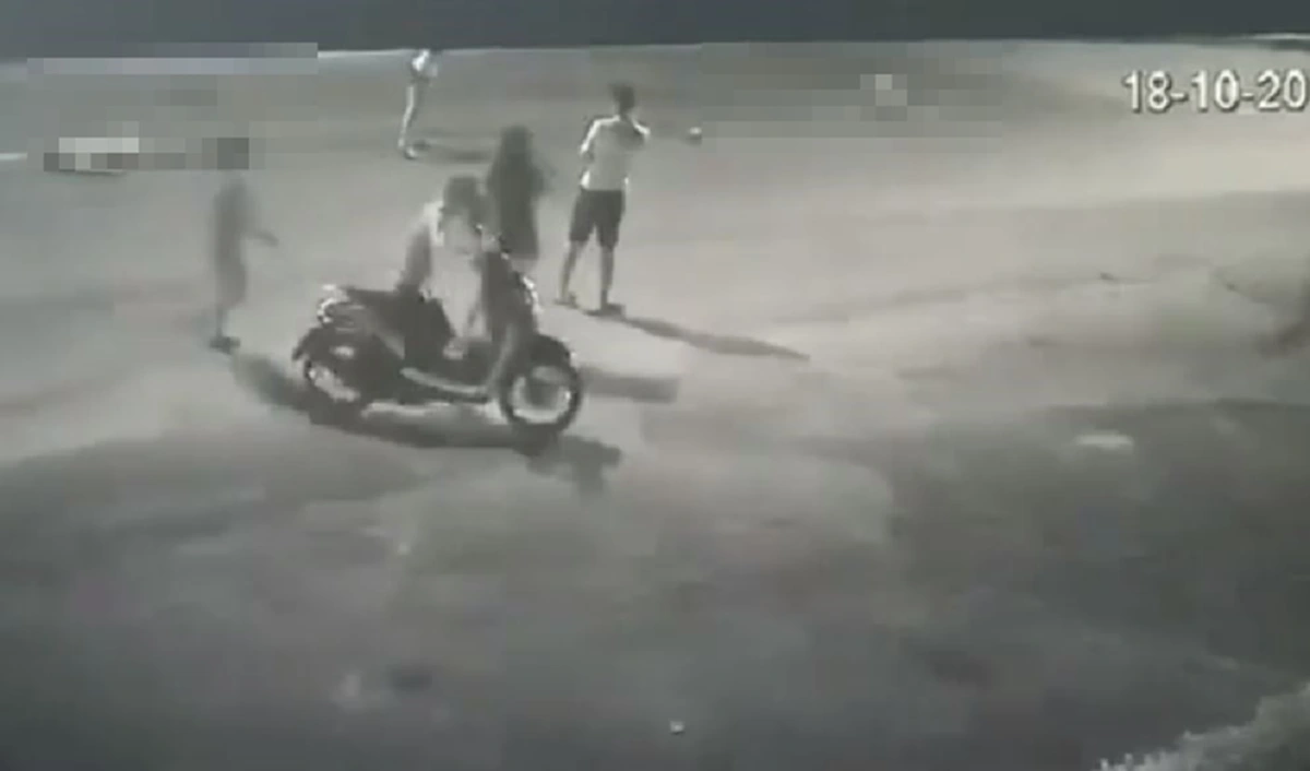 จุดจบคู่รัก วัยรุ่น"หนุ่ม-สาว"ทะเลาะกันเดือด  จอด"จยย."เคลียร์ปัญหากลางถนน เจอรถชนดับ!! คันตามหลังเหยียบซ้ำอีก!!