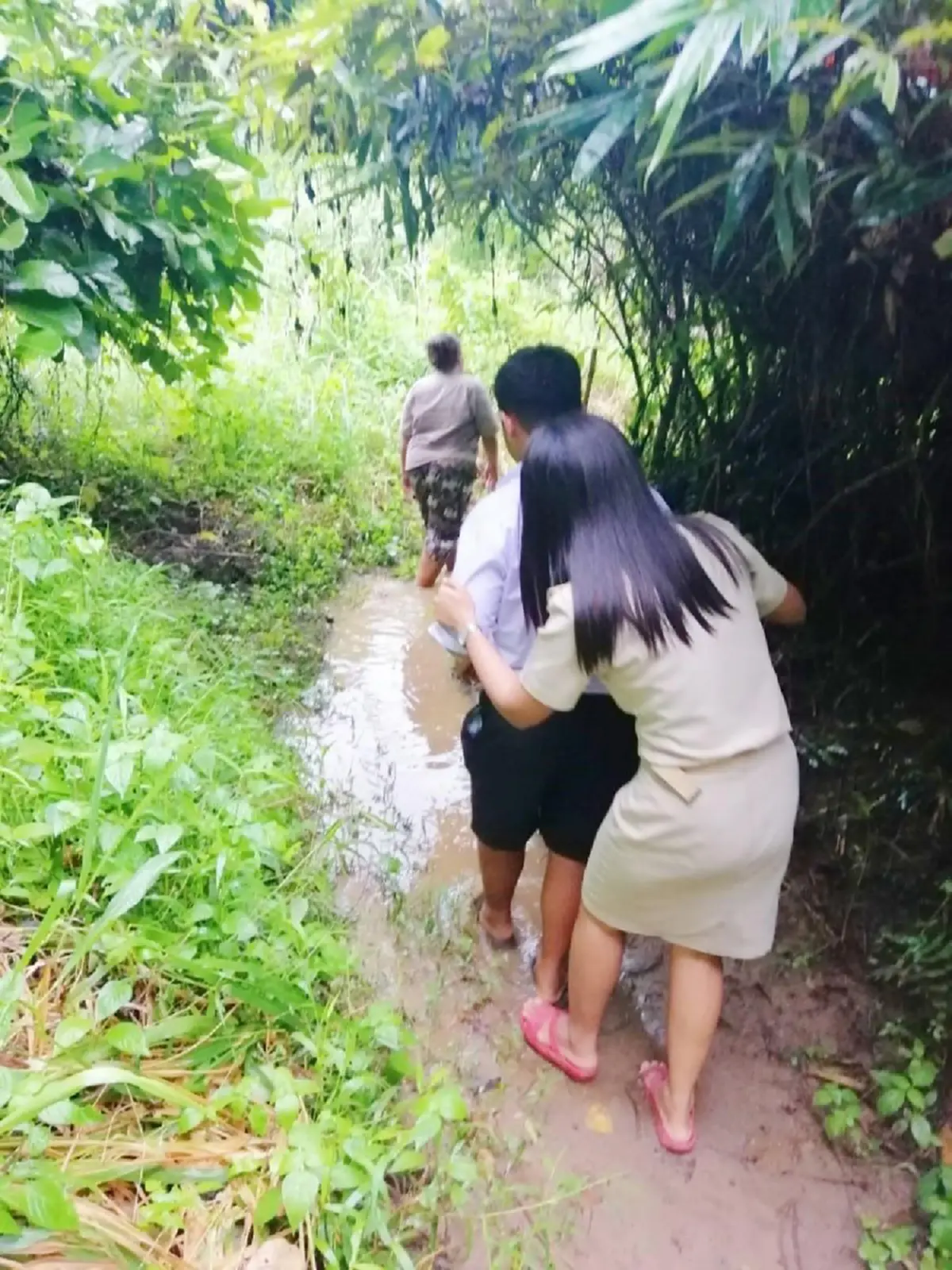 นร.ชั้นม.4 ต้องตื่นตั้งแต่ตี 5 เพื่อเดินข้ามลำห้วยมารร.