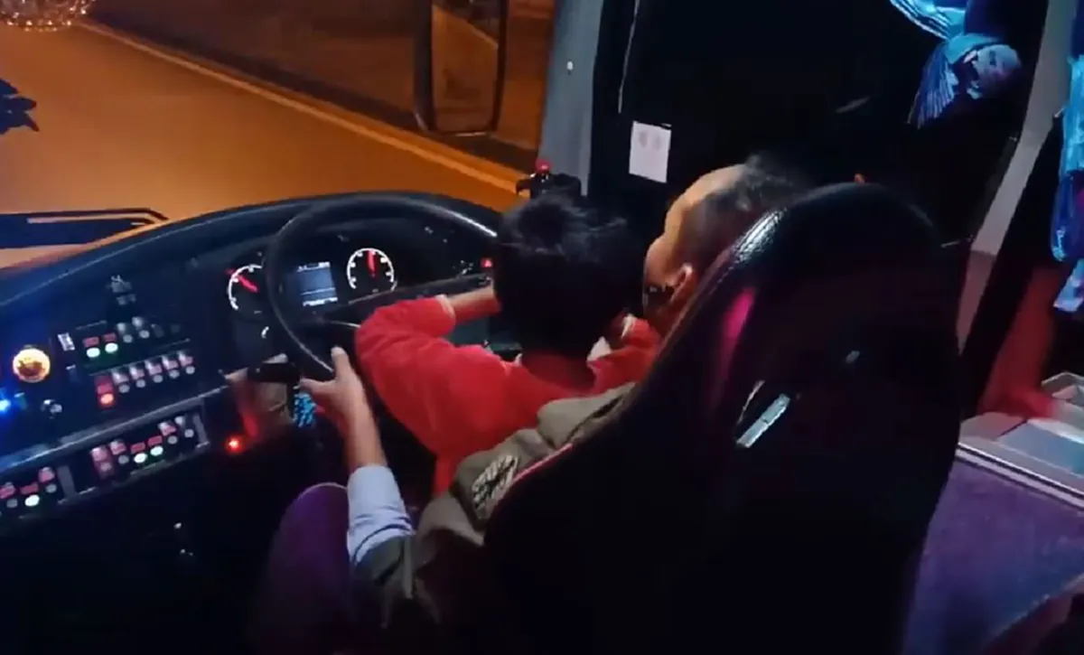 "ขนส่งฯ" ฟันโทษ "โชเฟอร์รถทัวร์"เอาลูกนั่งตัก จับพวงมาลัย เล่นมือถือ พักใบอนุญาต1 เดือนปรับ5พัน(คลิป)