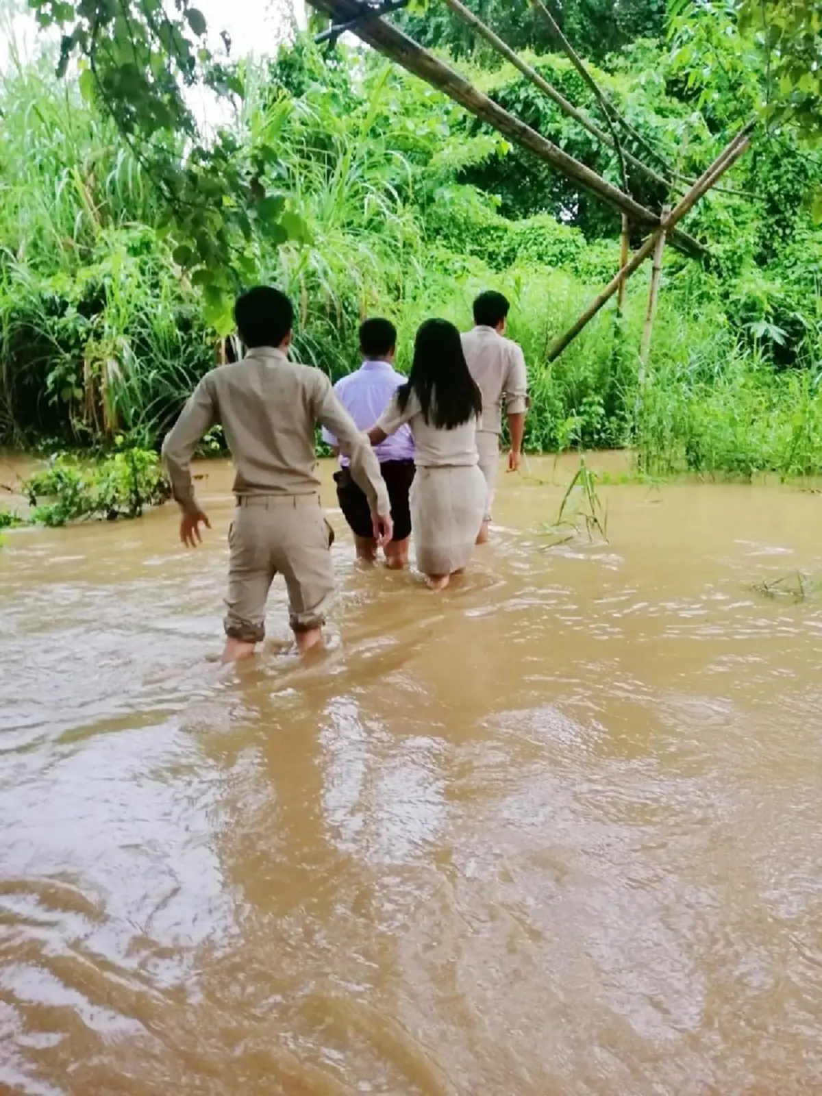 นร.ชั้นม.4 ต้องตื่นตั้งแต่ตี 5 เพื่อเดินข้ามลำห้วยมารร.
