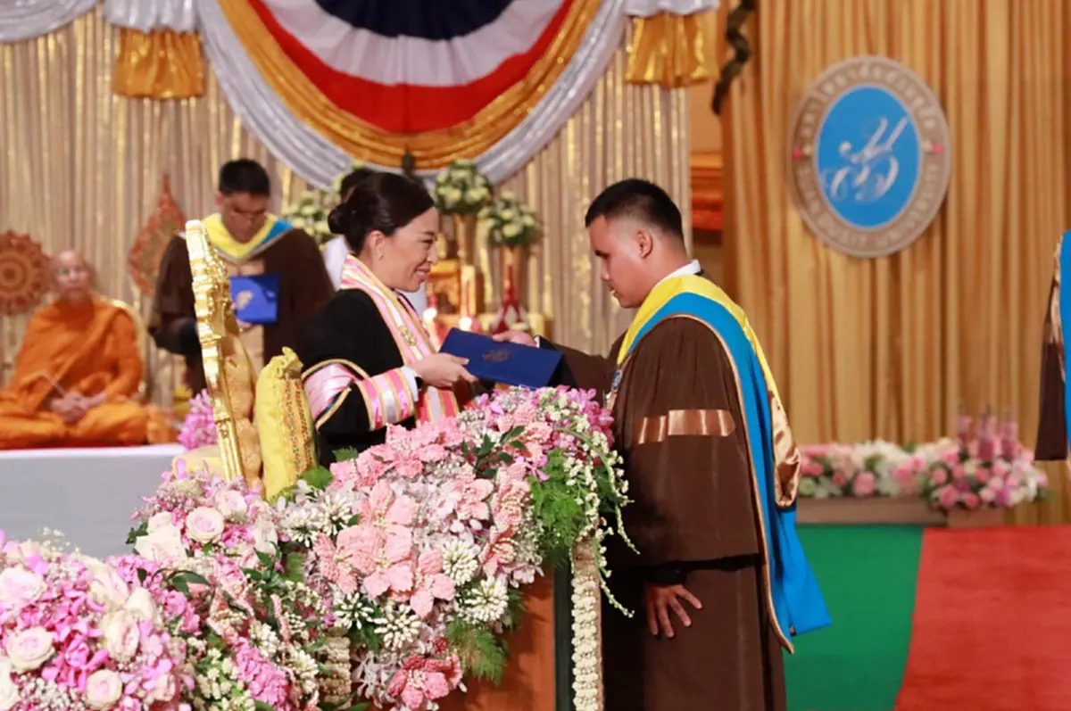 ปลื้มปิติภาพพระเมตตา \"เจ้าฟ้าพัชริกิติยาภาฯ\" ทรงเอื้อมพระหัตถ์ประคองมือบัณฑิต มรภ.สวนดุสิต พิการสายตารับปริญญาบัตร