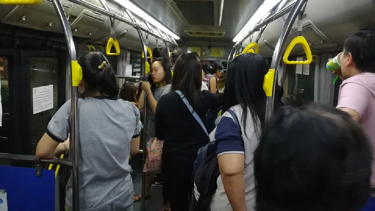 โชเฟอร์รถปอ.76 นำป้าป่วยส่งรพ. ผู้โดยสารพร้อมใจช่วยเต็มที่