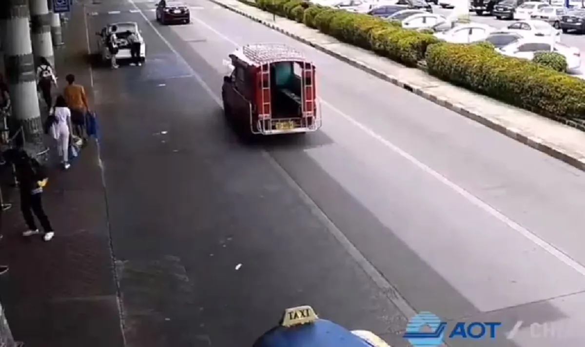 นักท่องเที่ยวสาวต่างชาติ พกพาวเวอร์เเบงค์ไว้ในกระเป๋า (คลิป)