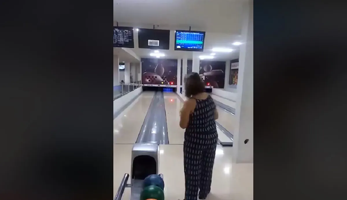 หนึ่งเดียวในโลก!! "หญิงสาว" โชว์ลีลาการโยน"โบว์ลิ่ง"ขั้นเทพ..สั้นๆเอาไปเลย2คำ.."เเม่นมาก"!!! (ชมคลิป)